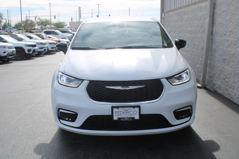 Chrysler Pacifica Vehicle Full-screen Gallery Image 08