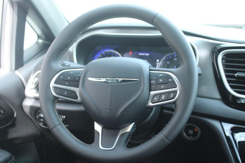 Chrysler Pacifica Vehicle Full-screen Gallery Image 11