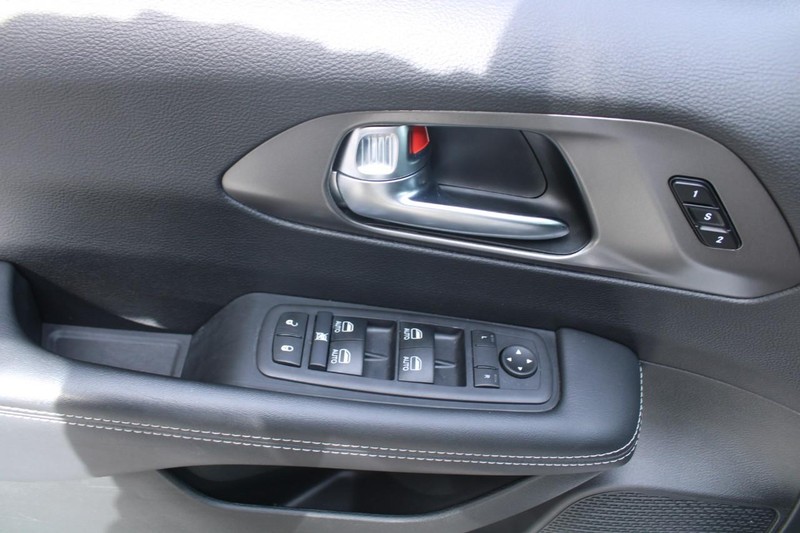 Chrysler Pacifica Vehicle Full-screen Gallery Image 14