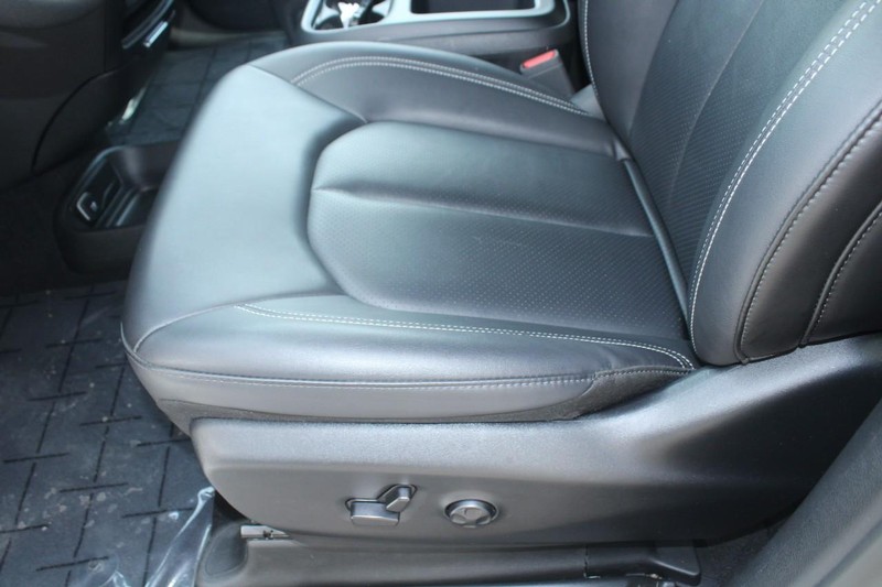 Chrysler Pacifica Vehicle Full-screen Gallery Image 15