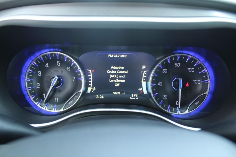 Chrysler Pacifica Vehicle Full-screen Gallery Image 17