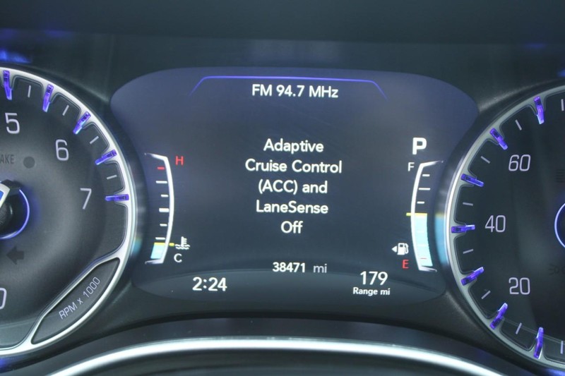 Chrysler Pacifica Vehicle Full-screen Gallery Image 18