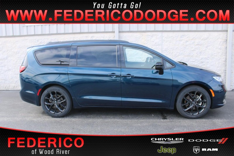 Chrysler Pacifica Vehicle Full-screen Gallery Image 01