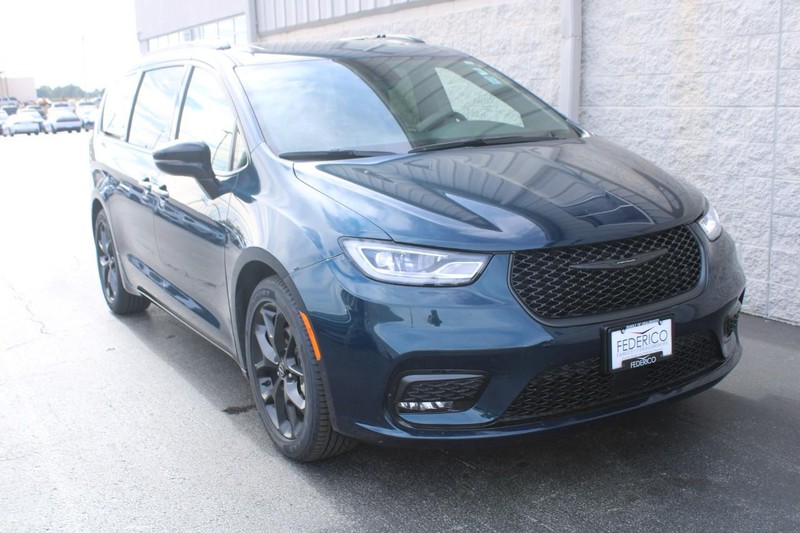 Chrysler Pacifica Vehicle Full-screen Gallery Image 02