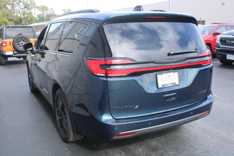 Chrysler Pacifica Vehicle Full-screen Gallery Image 05