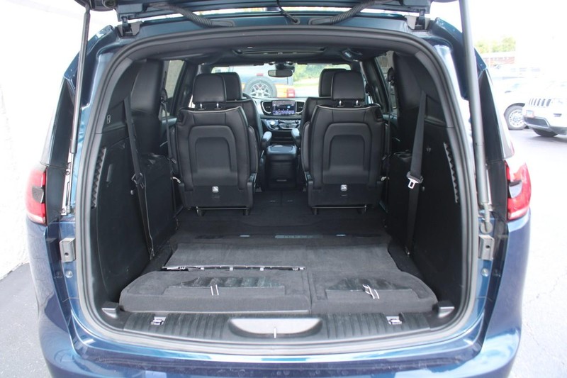 Chrysler Pacifica Vehicle Full-screen Gallery Image 06