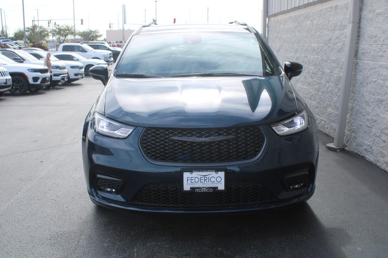 Chrysler Pacifica Vehicle Full-screen Gallery Image 08