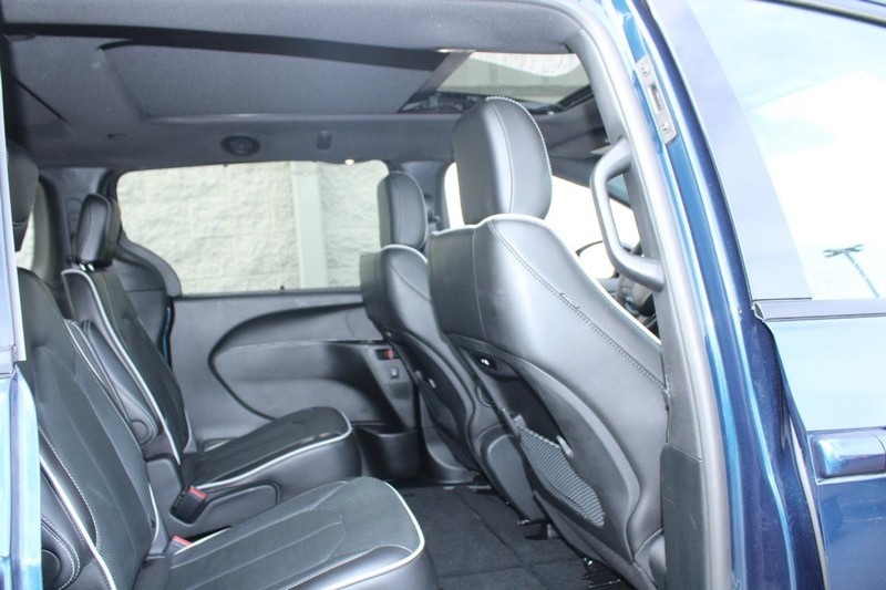 Chrysler Pacifica Vehicle Full-screen Gallery Image 09