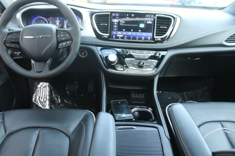 Chrysler Pacifica Vehicle Full-screen Gallery Image 10