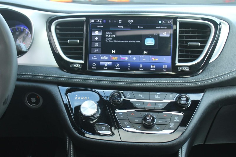 Chrysler Pacifica Vehicle Full-screen Gallery Image 12