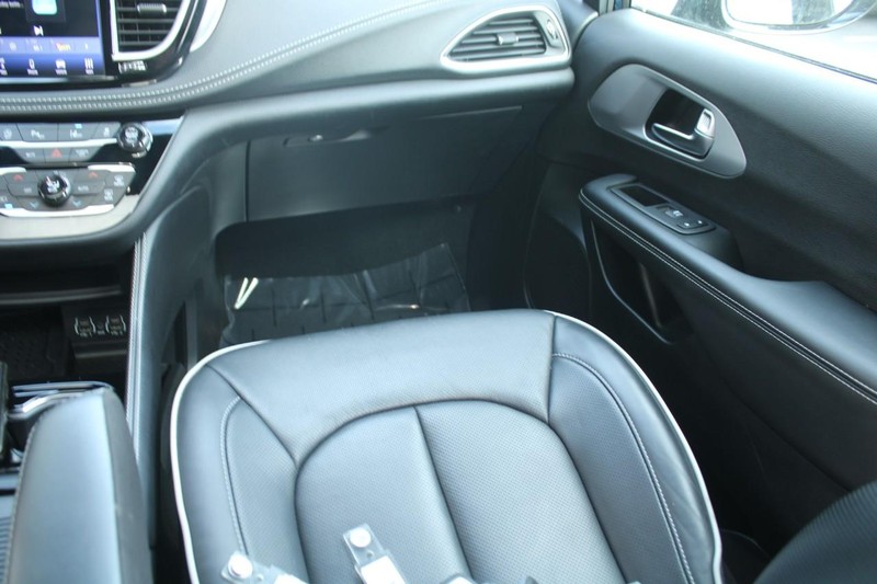 Chrysler Pacifica Vehicle Full-screen Gallery Image 13