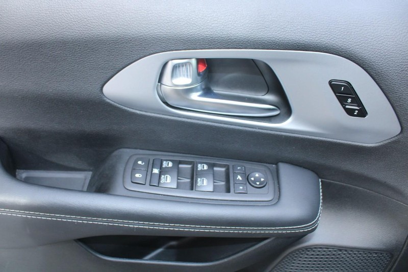 Chrysler Pacifica Vehicle Full-screen Gallery Image 14