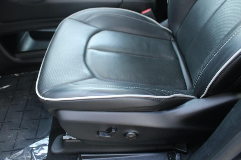 Chrysler Pacifica Vehicle Full-screen Gallery Image 15