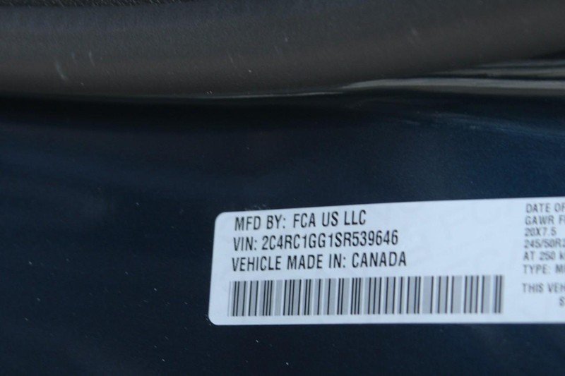 Chrysler Pacifica Vehicle Full-screen Gallery Image 16