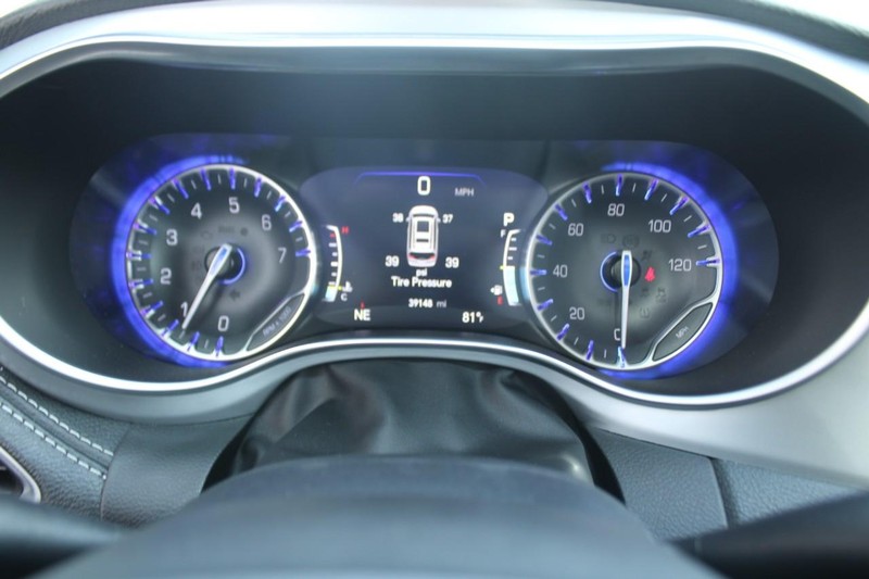 Chrysler Pacifica Vehicle Full-screen Gallery Image 17