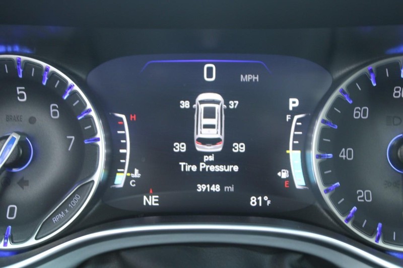 Chrysler Pacifica Vehicle Full-screen Gallery Image 18