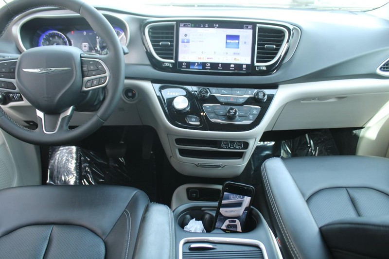 Chrysler Pacifica Vehicle Full-screen Gallery Image 10