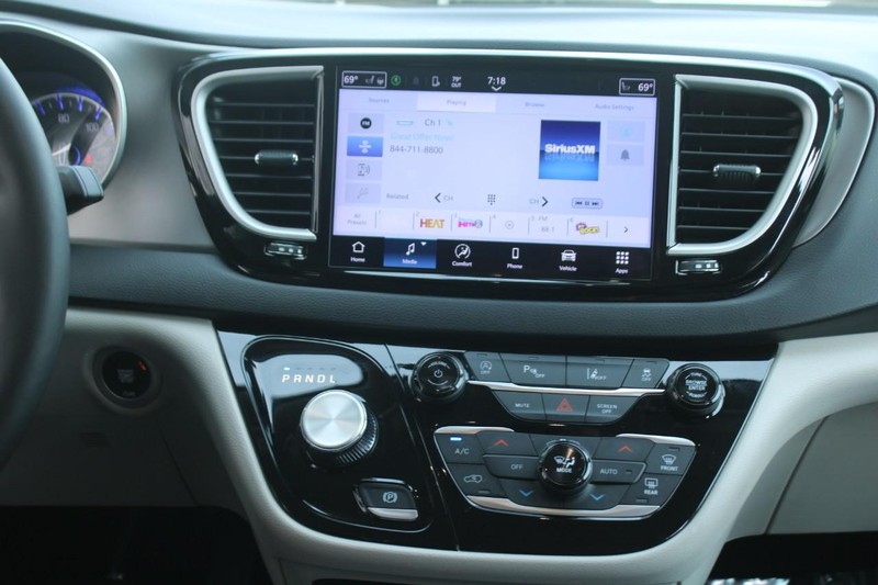 Chrysler Pacifica Vehicle Full-screen Gallery Image 12