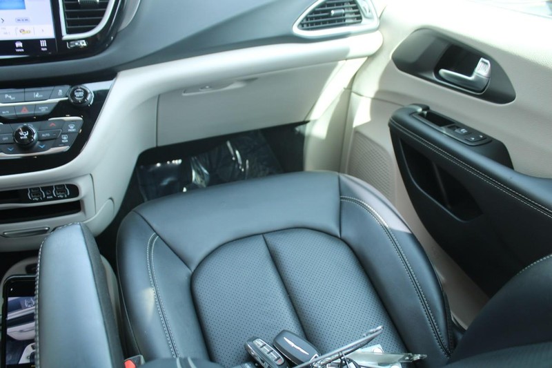 Chrysler Pacifica Vehicle Full-screen Gallery Image 13
