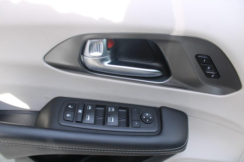 Chrysler Pacifica Vehicle Full-screen Gallery Image 14