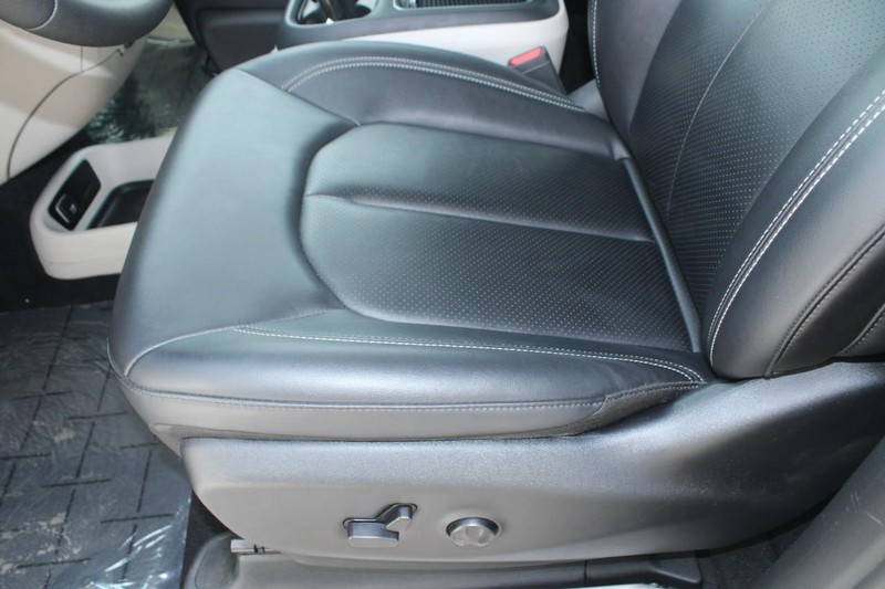 Chrysler Pacifica Vehicle Full-screen Gallery Image 15