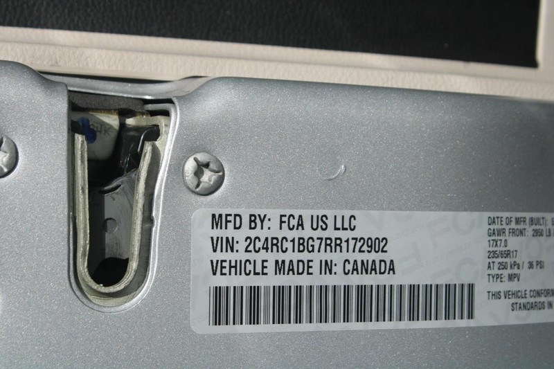 Chrysler Pacifica Vehicle Full-screen Gallery Image 16
