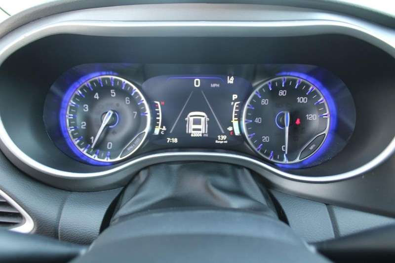 Chrysler Pacifica Vehicle Full-screen Gallery Image 17