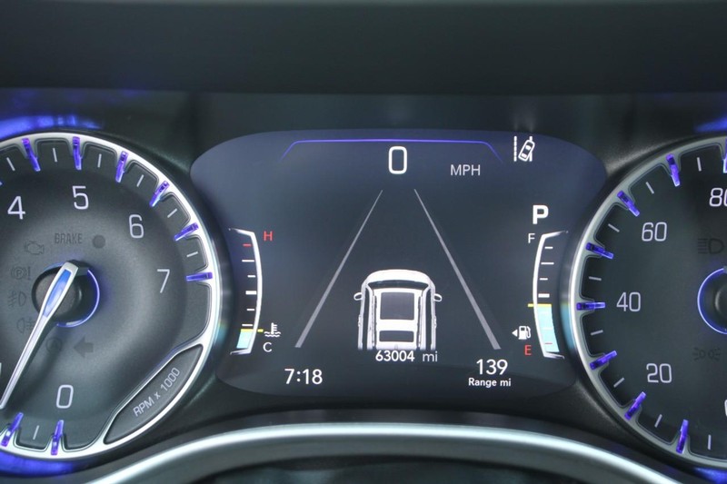 Chrysler Pacifica Vehicle Full-screen Gallery Image 18