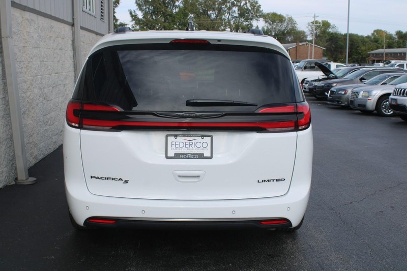 Chrysler Pacifica Vehicle Full-screen Gallery Image 04
