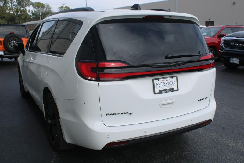 Chrysler Pacifica Vehicle Full-screen Gallery Image 05