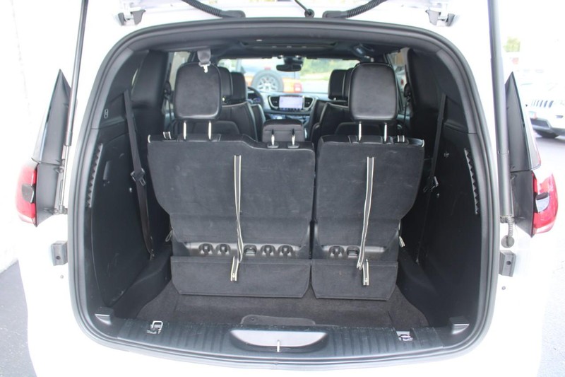 Chrysler Pacifica Vehicle Full-screen Gallery Image 06