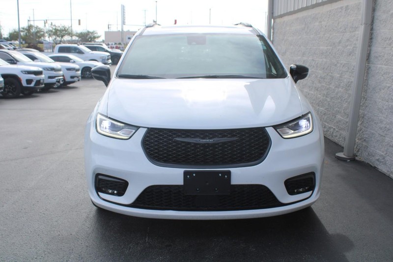 Chrysler Pacifica Vehicle Full-screen Gallery Image 08