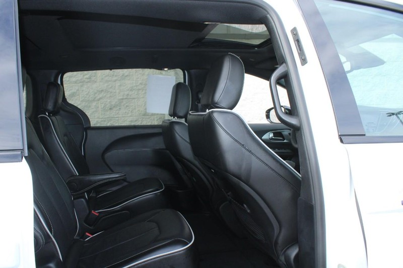 Chrysler Pacifica Vehicle Full-screen Gallery Image 09