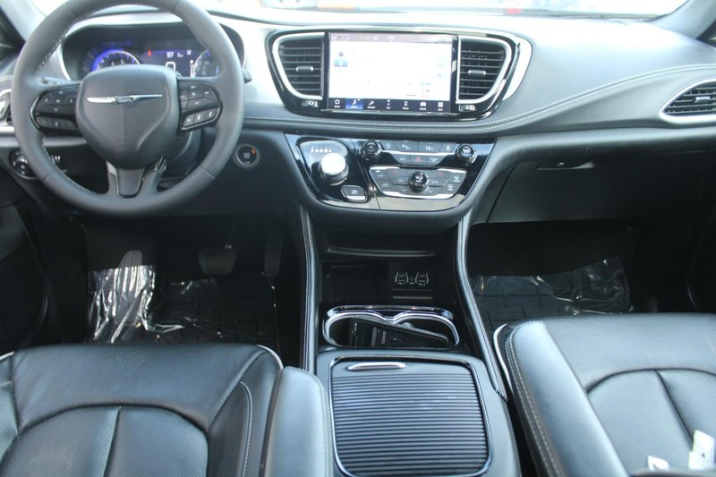 Chrysler Pacifica Vehicle Full-screen Gallery Image 10