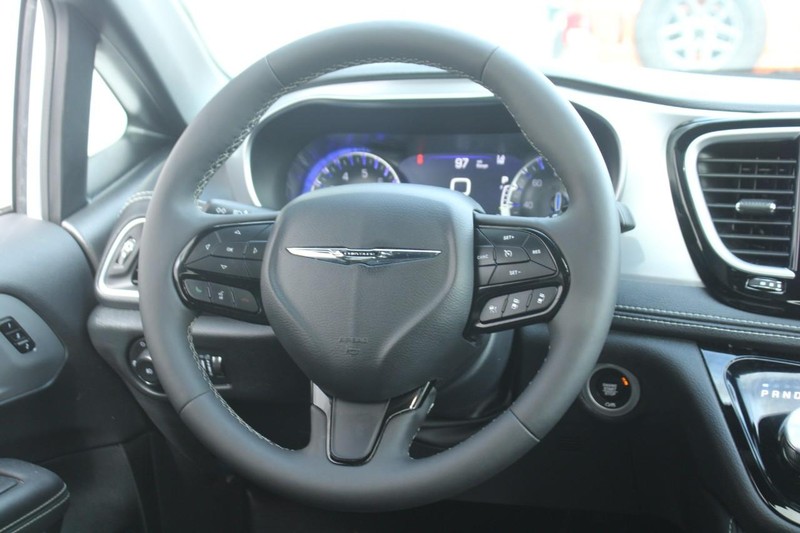 Chrysler Pacifica Vehicle Full-screen Gallery Image 11