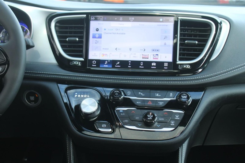 Chrysler Pacifica Vehicle Full-screen Gallery Image 12