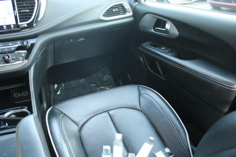 Chrysler Pacifica Vehicle Full-screen Gallery Image 13