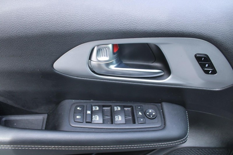 Chrysler Pacifica Vehicle Full-screen Gallery Image 14