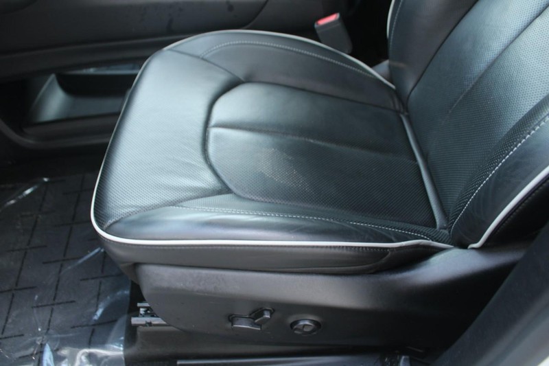 Chrysler Pacifica Vehicle Full-screen Gallery Image 15