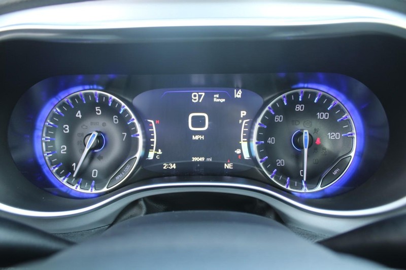 Chrysler Pacifica Vehicle Full-screen Gallery Image 17