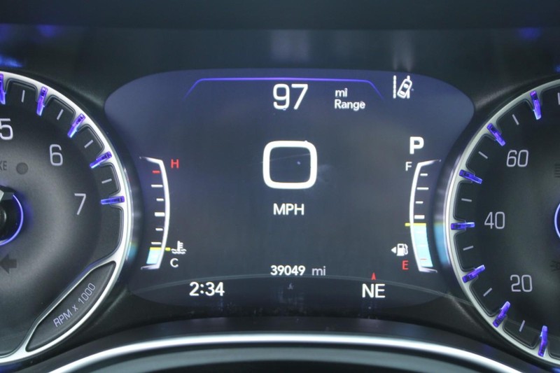 Chrysler Pacifica Vehicle Full-screen Gallery Image 18