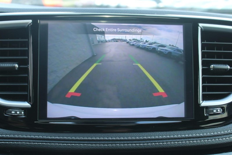 Chrysler Pacifica Vehicle Full-screen Gallery Image 20