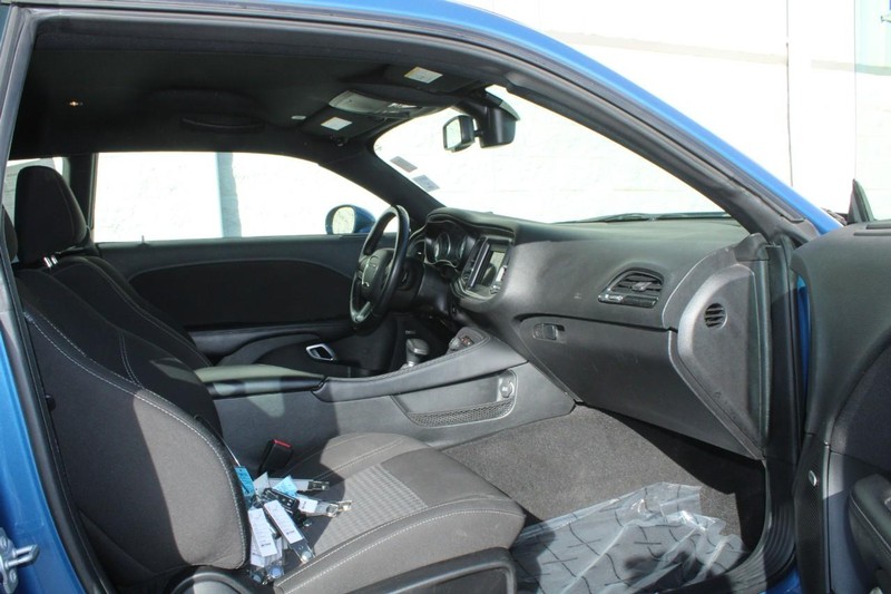 Dodge Challenger Vehicle Full-screen Gallery Image 09