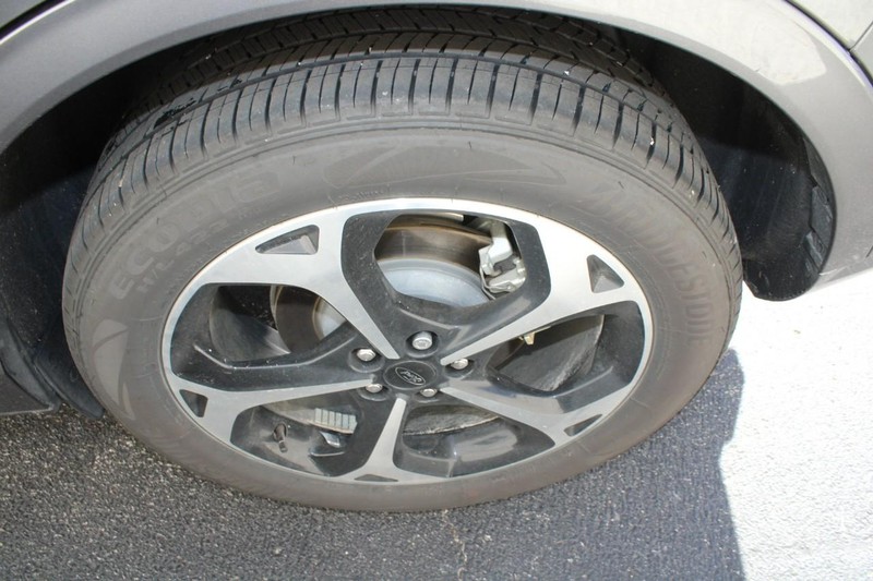 Ford Escape Vehicle Full-screen Gallery Image 07