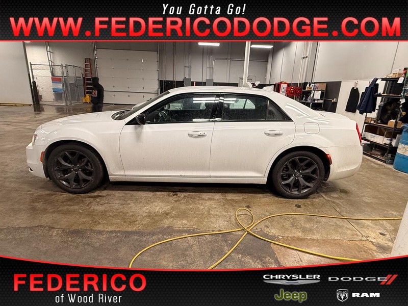 Chrysler 300 Vehicle Full-screen Gallery Image 01