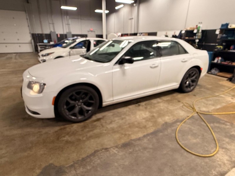 Chrysler 300 Vehicle Full-screen Gallery Image 02