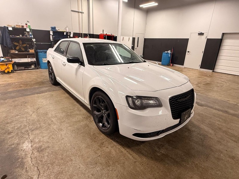 Chrysler 300 Vehicle Full-screen Gallery Image 04