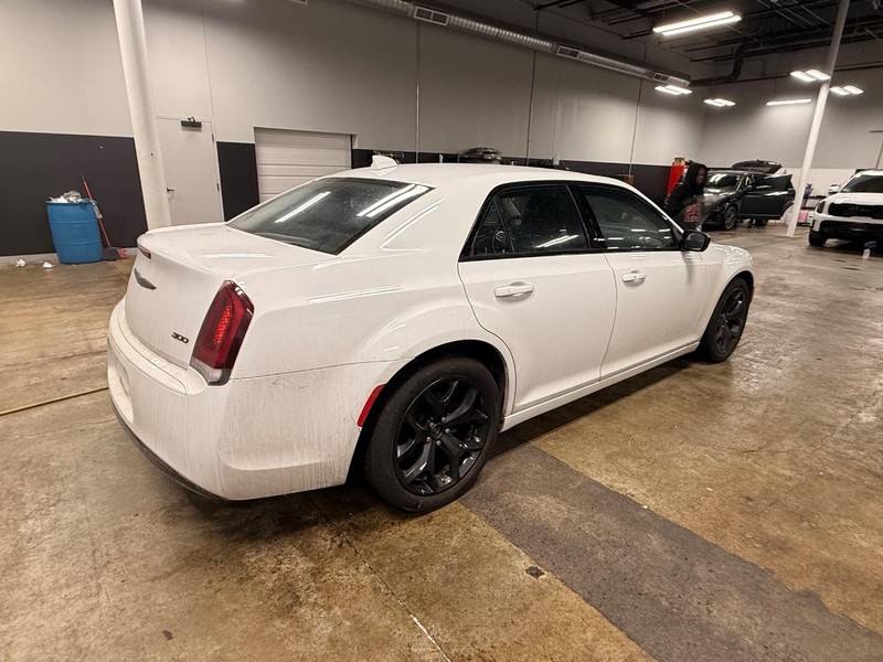 Chrysler 300 Vehicle Full-screen Gallery Image 05