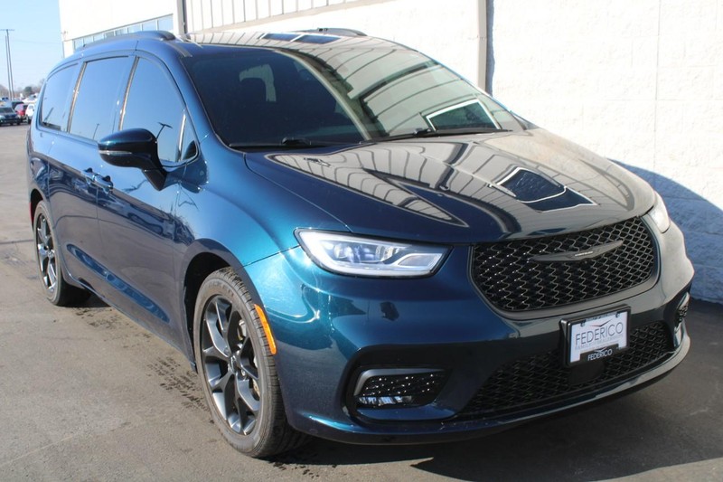 Chrysler Pacifica Vehicle Full-screen Gallery Image 02