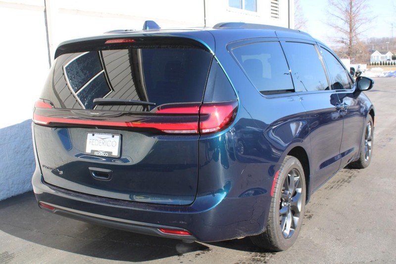 Chrysler Pacifica Vehicle Full-screen Gallery Image 03